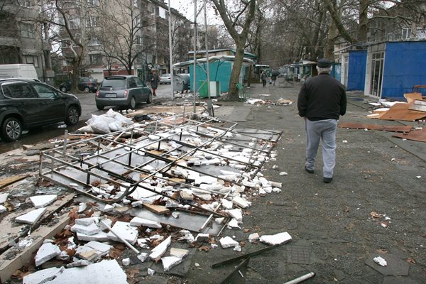 Пловдивчанин минама покрай боклуците и се хваща за главата.