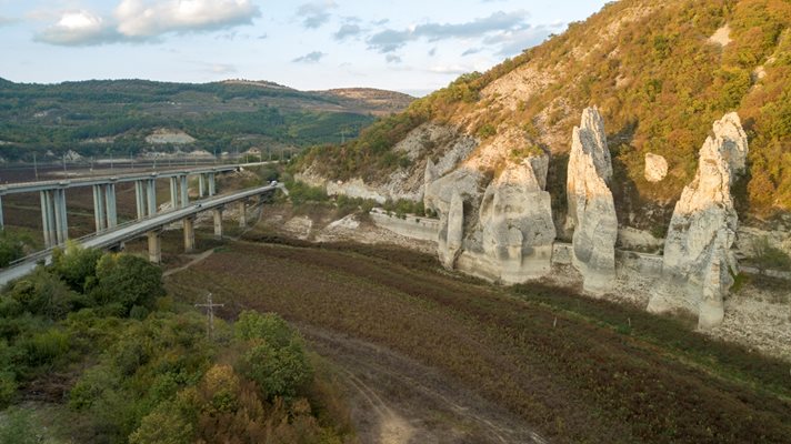 Природният феномен на язовир "Цонево" Чудните скали вече е на повече от километър от водата