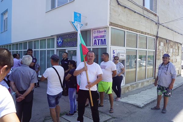 Жители на Добрич протестират пред ВиК дружеството в града заради липсата на вода и лошото качество на услугата.