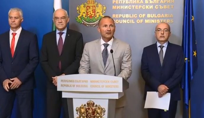 Служебният премиер Гълъб Донев (вдясно) обяви, че създава щаб за проблемите с енергетиката.