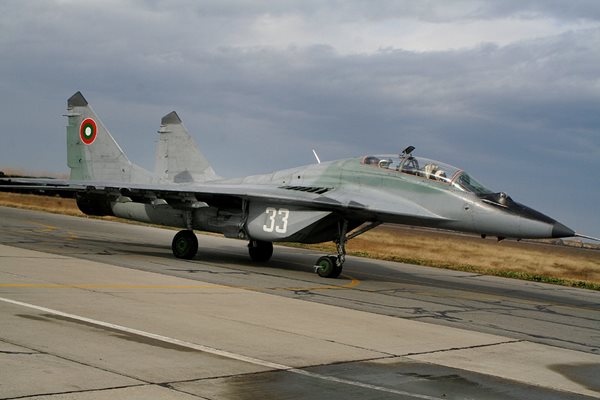 Съветските МиГ-29 са единствените изтребители, с които България разполага в момента.