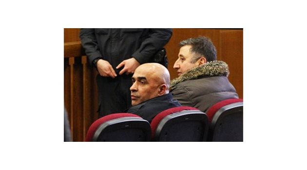 Бившият нотариус Борис Янков (вдясно) е разследван за измами с жилища от 2010 г. насам. Това е вторият му арест тази година.