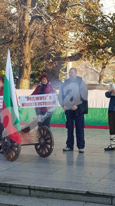 В Сопот пукнаха черешовото топче в знак на протест срещу "превода" на "Под игото". СНИМКИ: Авторката