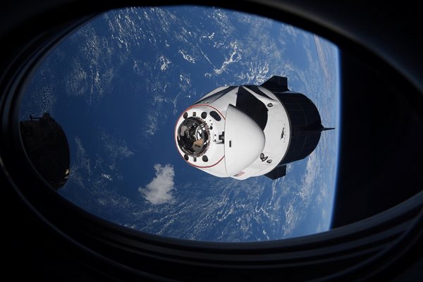 Корабът "Крю драгън" на "СпейсЕкс" e с четирима астронавти на борда СНИМКА: Ройтерс