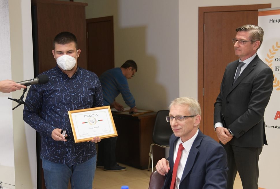 Лало Лалов получи награда от Доминик Хамерс, изпълнителен директор на „Геотехмин".