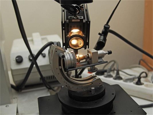 Балистиците изследват гилзите с най-съвременни модели микроскопи.