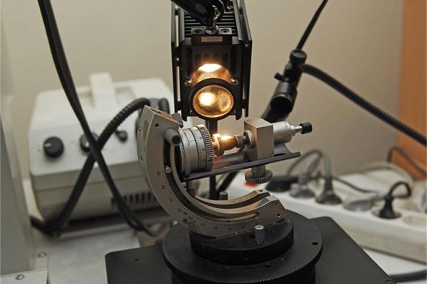 Балистиците изследват гилзите с най-съвременни модели микроскопи.