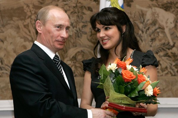 Момент от церемонията, на която певицата е обявена за народен артист на Руската федерация.

СНИМКИ: РОЙТЕРС