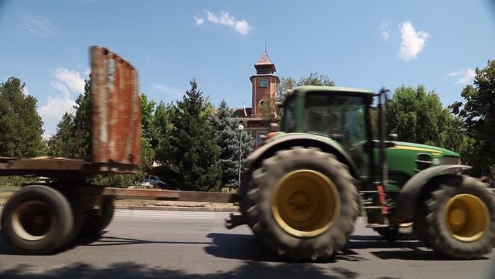 Пешеходната пътека в Поликраище е изтъркана.