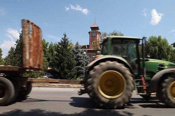 Пешеходната пътека в Поликраище е изтъркана.