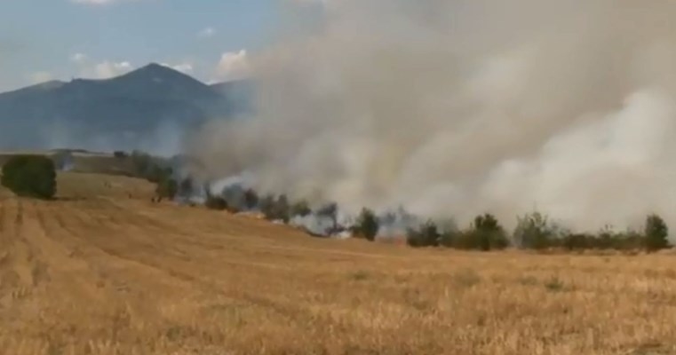 Затвориха пътя Казанлък - Мъглиж поради задимяване от пожара в полигона