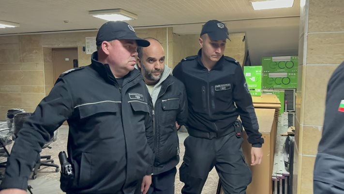 Атанас Басмаджиев пристигна с белезници в Пловдивския окръжен съд.