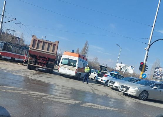 Катастрофа с камион е станала на бул. "Ботевградско шосе" СНИМКИ: Фейсбук/Катастрофи в София
