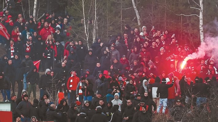 "Червени" фенове щурмуват баира в Бистрица