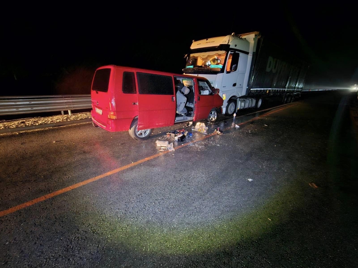 Челна катастрофа между бус и тир на пътя Ботевград - Мездра, 9 са пострадалите (Снимки)