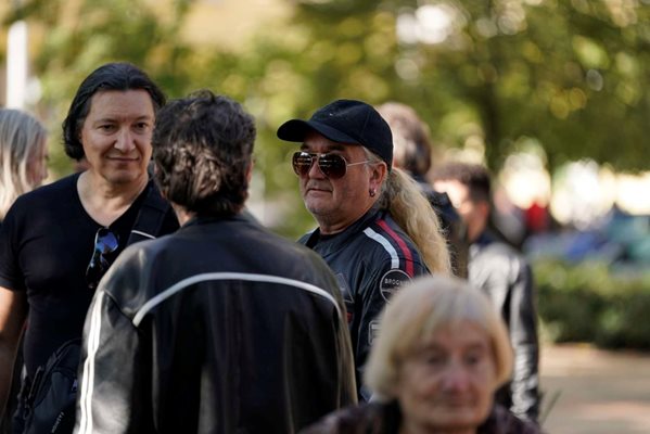 Басистът на БТР Иван Калфов (вляво)