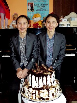 Близнаците с тортата подарък