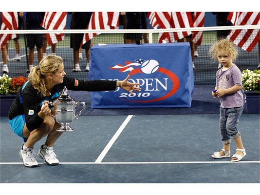Ким Клайстерс подканва дъщеричката си Джейда да се снимат заедно с титлата от US Open.
СНИМКИ: РОЙТЕРС
