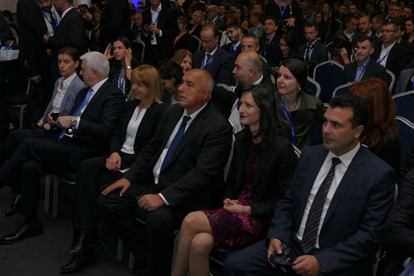 Премиерът, заобиколен от кметицата на София Йорданка Фандъкова, Мария Габриел и Зоран Заев