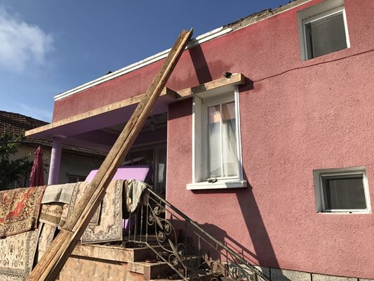 В момента ударената от 2 гръмотевици къща в Казанлък е необитаема, тя няма и покрив, който изгоря.