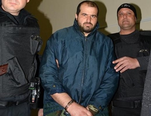 Униформени водят Иван Пачелиев в съда след първия арест през февруари 2018 г.

