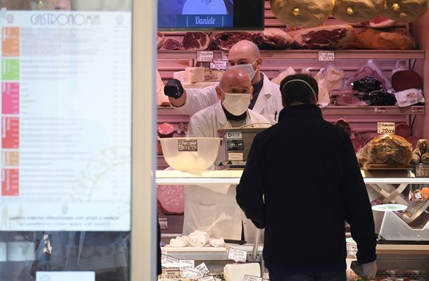 Мъж пазарува по време на строгите мерки заради вируса в Рим.

СНИМКА: РОЙТЕРС