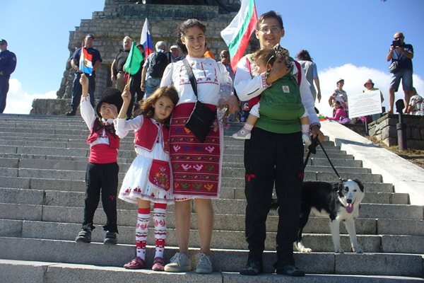 На върха днес дойде и семейство Маринови от Пловдив. Татко Виктор, мама Росена, 5-годишната Яна и 4-годишният Любомир бяха в народни носии. За първи път на Шипка бяха  11-месечната Яна и домашният любимец Танго.
