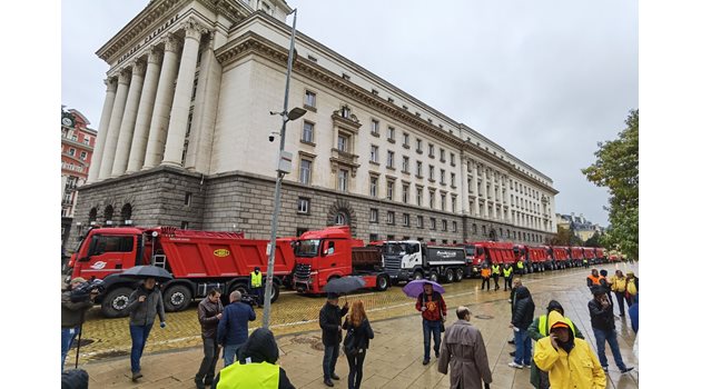 За да получат първата половина от парите си, пътните фирми протестираха през април и май на жълтите павета.
СНИМКА: ЙОРДАН СИМЕОНОВ