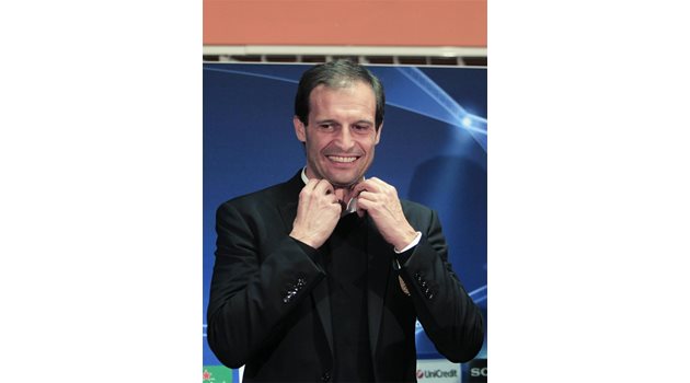 НА ГОСТИ: Треньорът на "Милан" Масимилиано Алегри също е канен на купона в Дарина Павлова. 
