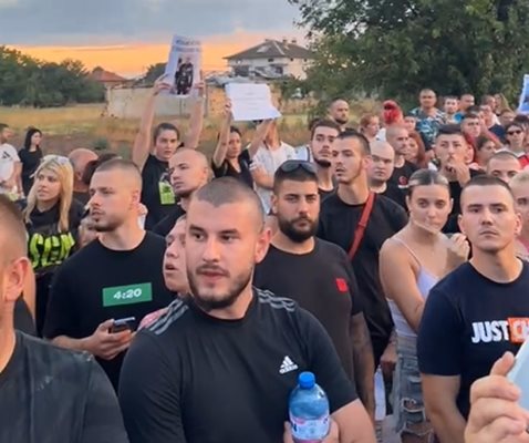 Стотици от Цалапица протестираха срещу убийството на Димитър Малинов.