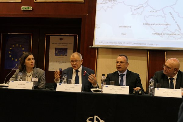 Еврокомисарят Витянис Андриукайтис (в средата) и министърът на земеделието, храните и горите Румен Порожанов откриват срещата в София.