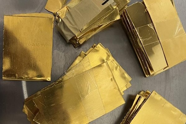 Митничари хванаха мъж, облепен с 807,14 грама златни изделия около кръста си. СНИМКА: Агенция "Митници"