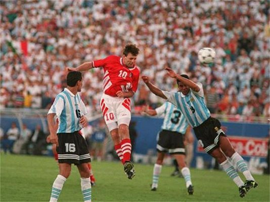 Наско бележи гола за 2:0 над Аржентина на световното през 1994 г.