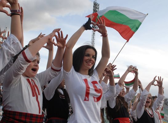 Позитивна енергия от българските сърца лети от стадион “Васил Левски” към Стилиян Петров на 19 април 2012 г.

СНИМКИ: “24 ЧАСА”
