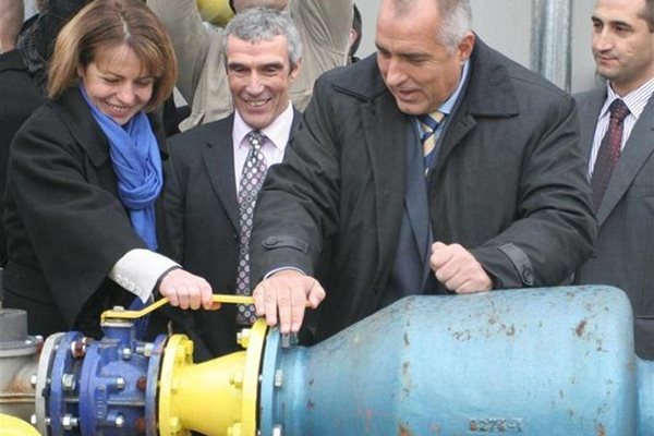 Премиерът Бойко Борисов и столичният кмет Йорданка Фандъкова включиха новата когенераторна инсталация на пречиствателната станция на "Софийска вода". Инвестицията е за 5 млн. лв и годишно ще спестява 1 млн. т вредни емисии. 
СНИМКА: АНДРЕЙ БЕЛОКОНСКИ