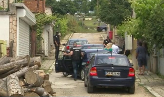 Разследващите иззеха чували с документи от сградата на общината в Костенец