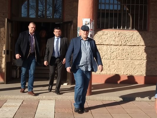 Главният прокурор Иван Гешев и вътрешният министър Младен Маринов излизат от сградата на общината в Бобов дол след среща с местната власт.
СНИМКА: ЕЛИЦА ИВАНОВА