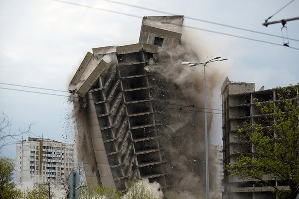 Взривиха високата сграда на ИПК "Родина"