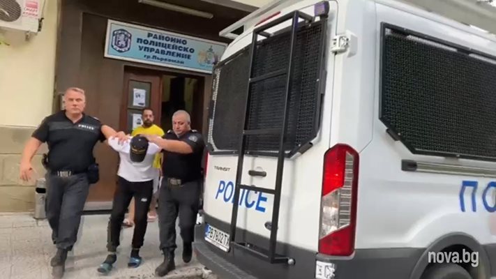 Полицията извежда задържания
Стопкадър: НОВА ТЕЛЕВИЗИЯ