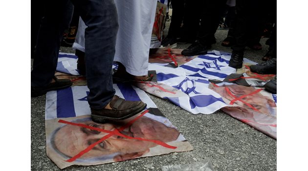 Пропалестински демонстранти тъпчат израелския флаг и портрета на премиера Нетаняхул Снимка: Ройтерс