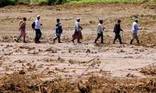 Най-малко 42-ма загинаха при наводнения в Кения, очаква се броят им да нарасне (Снимки)