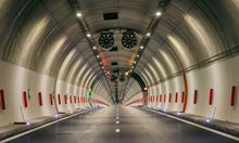 Шофьор мина с 230 км/ч през тунела „Железница”, снима и видео