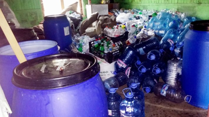 Масово митничари залавят бидони с нелегален алкохол и подготвени за продажбата му пластмасови бутилки