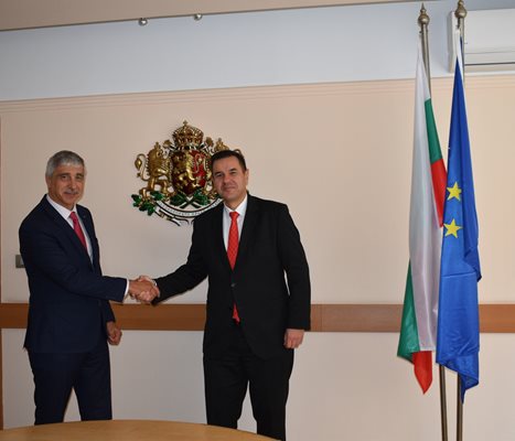 Министърът на икономиката Никола Стоянов и председателят на Висшия адвокатски съвет д-р Ивайло Дерменджиев.