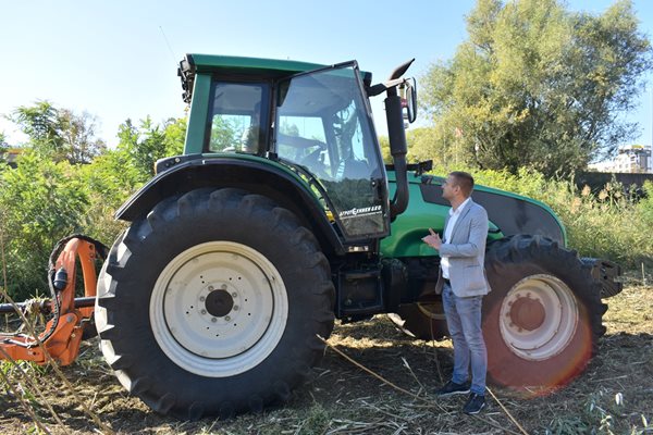 Шефът на "Градини и паркове" Веселин Козарев всеки ден надзирава работата по почистването на коритото.