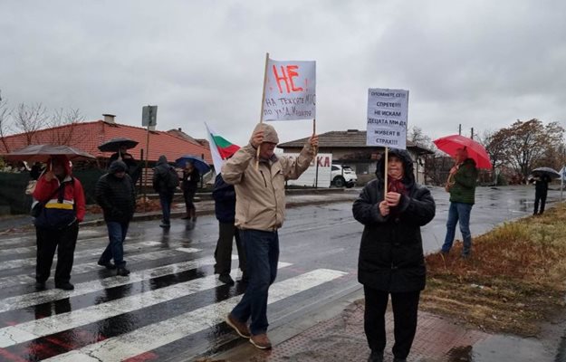 Протестиращи срещу тежкия трафик преминаваха непрекъснато по пешеходна пътека на възлово кръстовище и по този начин блокираха пътя за Момчилград. СНИМКА: НЕНКО СТАНЕВ