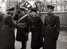Цар Борис III се ръкува с военния аташе и резидент към посолството на СССР полковник Иван Дергачев, до него е помощник-военния аташе майор Леонид Середа.