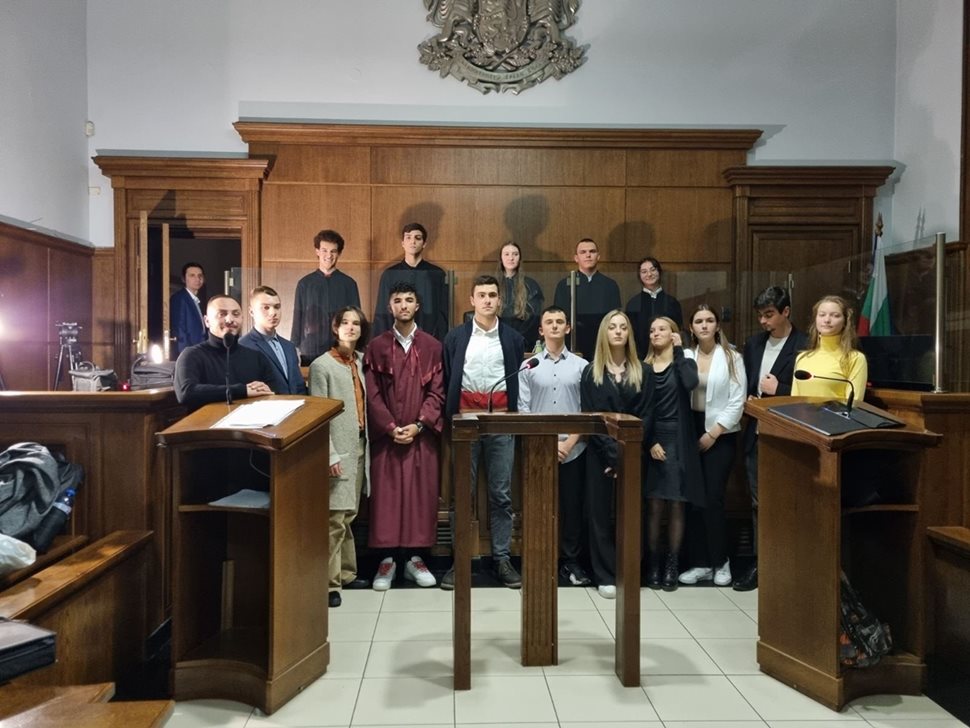 Ученици от СМГ
 пресъздадоха
 в съдебен
 процес
 произведението “Железният
 светилник”.