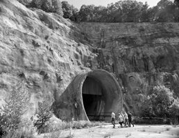 Дъното на язовир “Яденица” с построено начало на тунела към язовир “Чаира”.
СНИМКА: ВЕЛИСЛАВ НИКОЛОВ