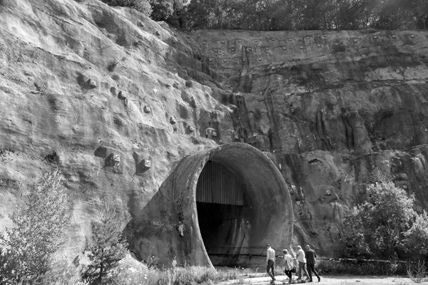 Дъното на язовир “Яденица” с построено начало на тунела към язовир “Чаира”.
СНИМКА: ВЕЛИСЛАВ НИКОЛОВ